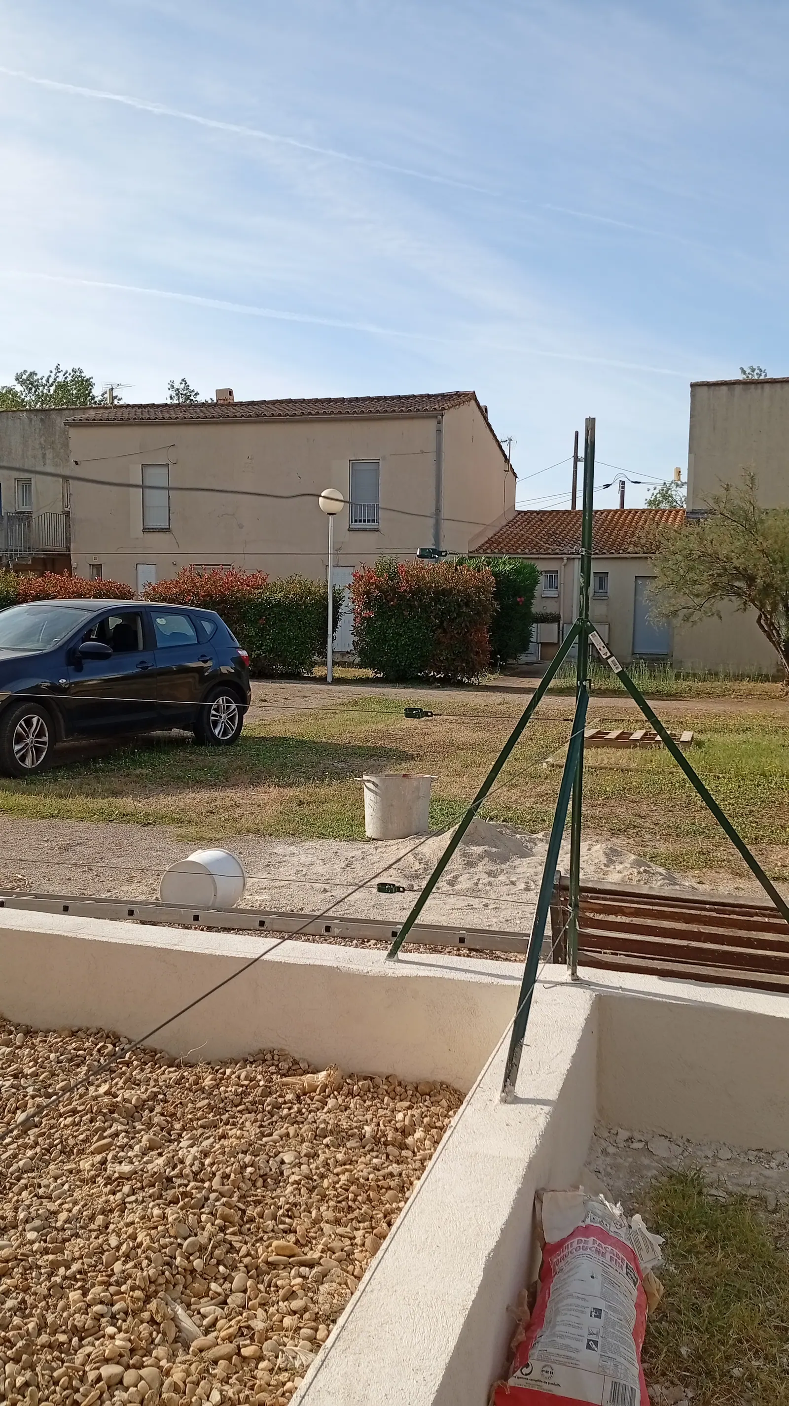 Muret enduit ton pierre en limite de terrain avec fil de tension, clôture en limite de propriété en Provence