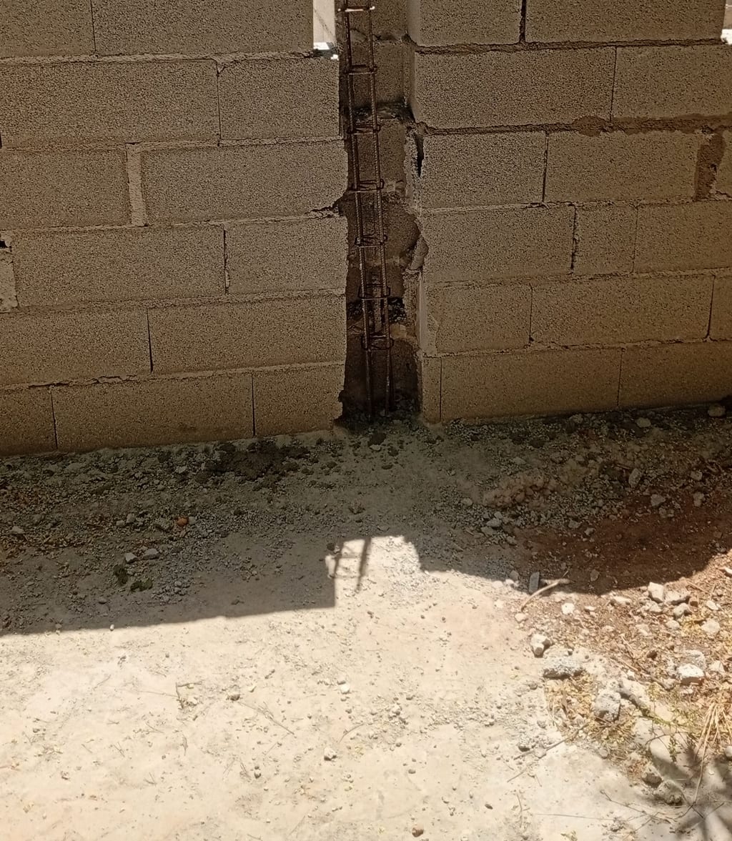 Chaînage vertical armé dans la réservation entre deux pans de mur, jonction rigidifiée — extension Marseille 13008