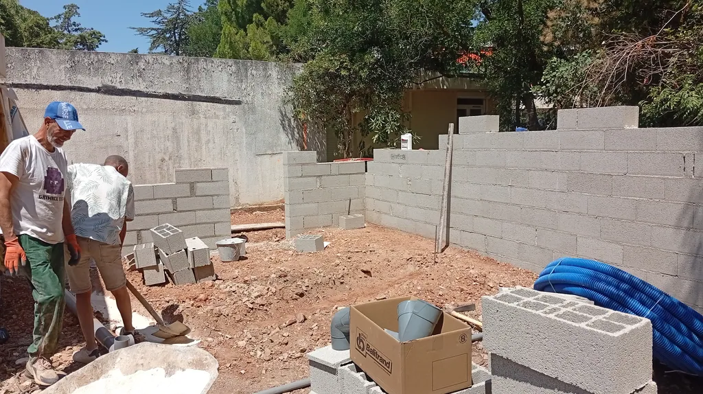 Extension à toit plat en cours d'élévation — avenue du Lapin Blanc, Marseille 13008