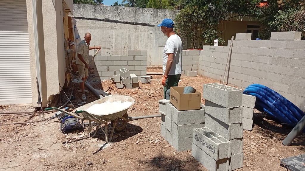 Gâchage du mortier à la brouette sur le chantier de l'extension — Marseille 8e arrondissement