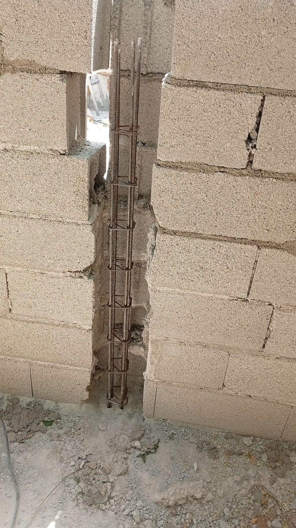 Cage d'armature ferraillée en attente sur le chantier d'extension où le radier a été coulé — Marseille 13008
