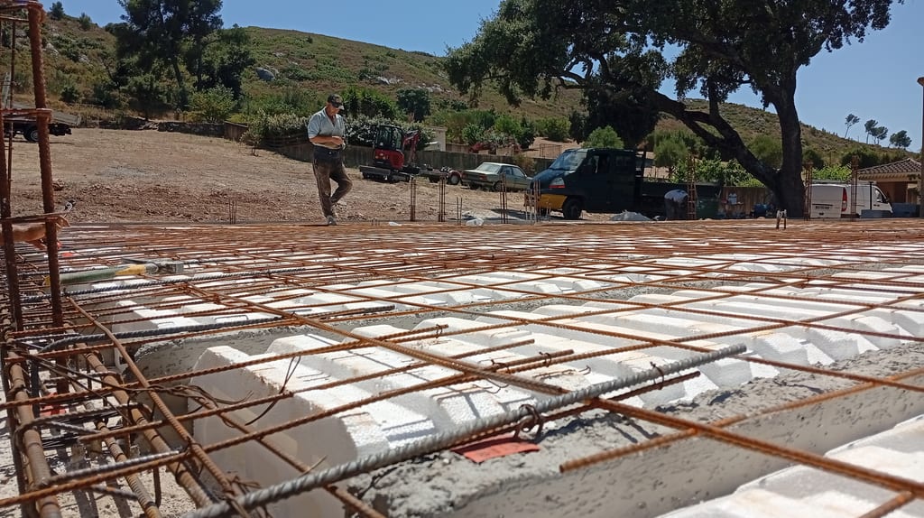 Chaînages périphériques raccordés au treillis soudé du plancher — chantier maison plain-pied Aix-en-Provence