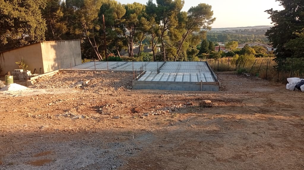 Plancher armé prêt pour le coulage de la dalle de compression au petit matin — chantier Aix-en-Provence, 8 juillet 2026