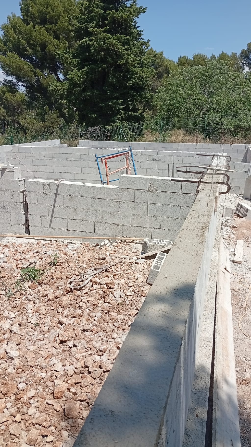 Murs de soubassement en agglo avec attentes de chaînage vertical HA12 — chantier maison plain-pied Aix-en-Provence, 25 juin 2026