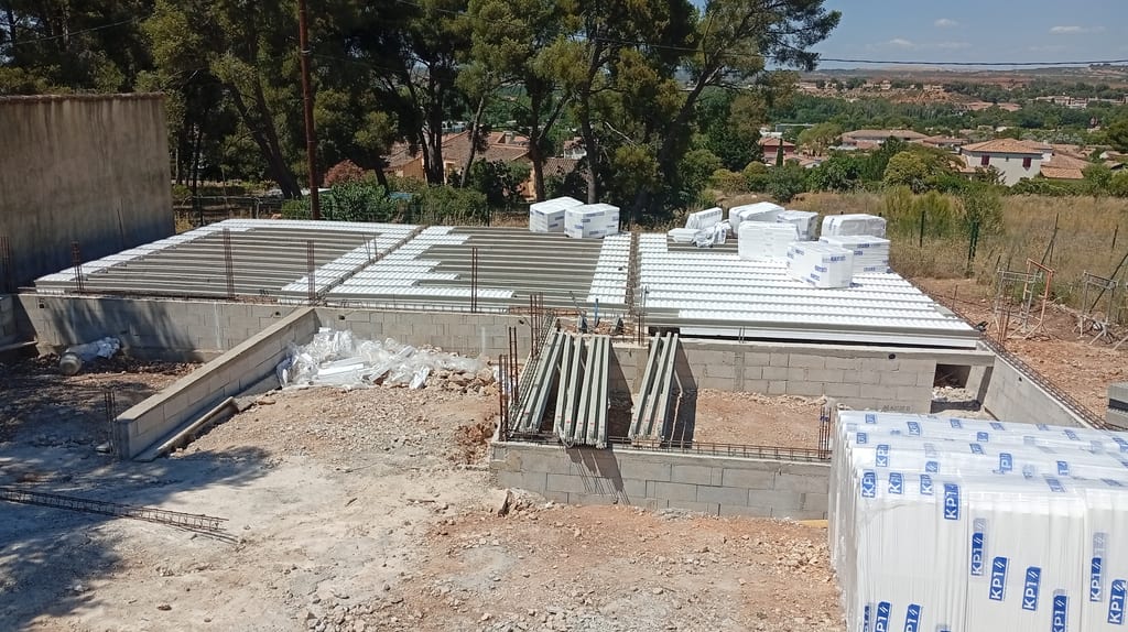 Avancement de la pose du plancher poutrelles-hourdis en fin de journée — chantier Aix-en-Provence