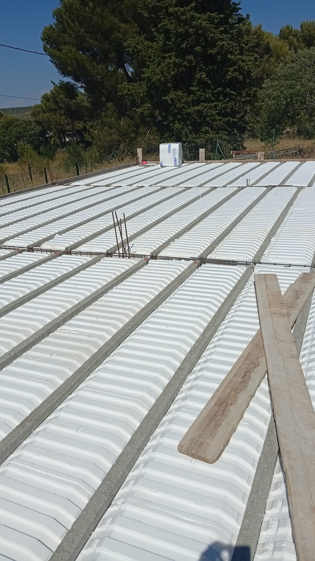 Ferraillage d'attente d'un poteau traversant le plancher hourdis — chantier maison plain-pied Aix-en-Provence