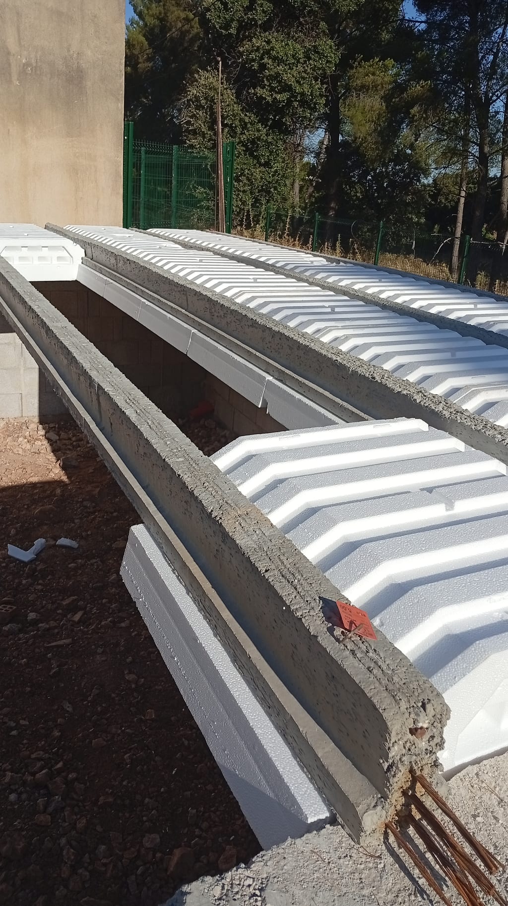 Poutrelles précontraintes posées sur les arases du soubassement — chantier Aix-en-Provence, 3 juillet 2026
