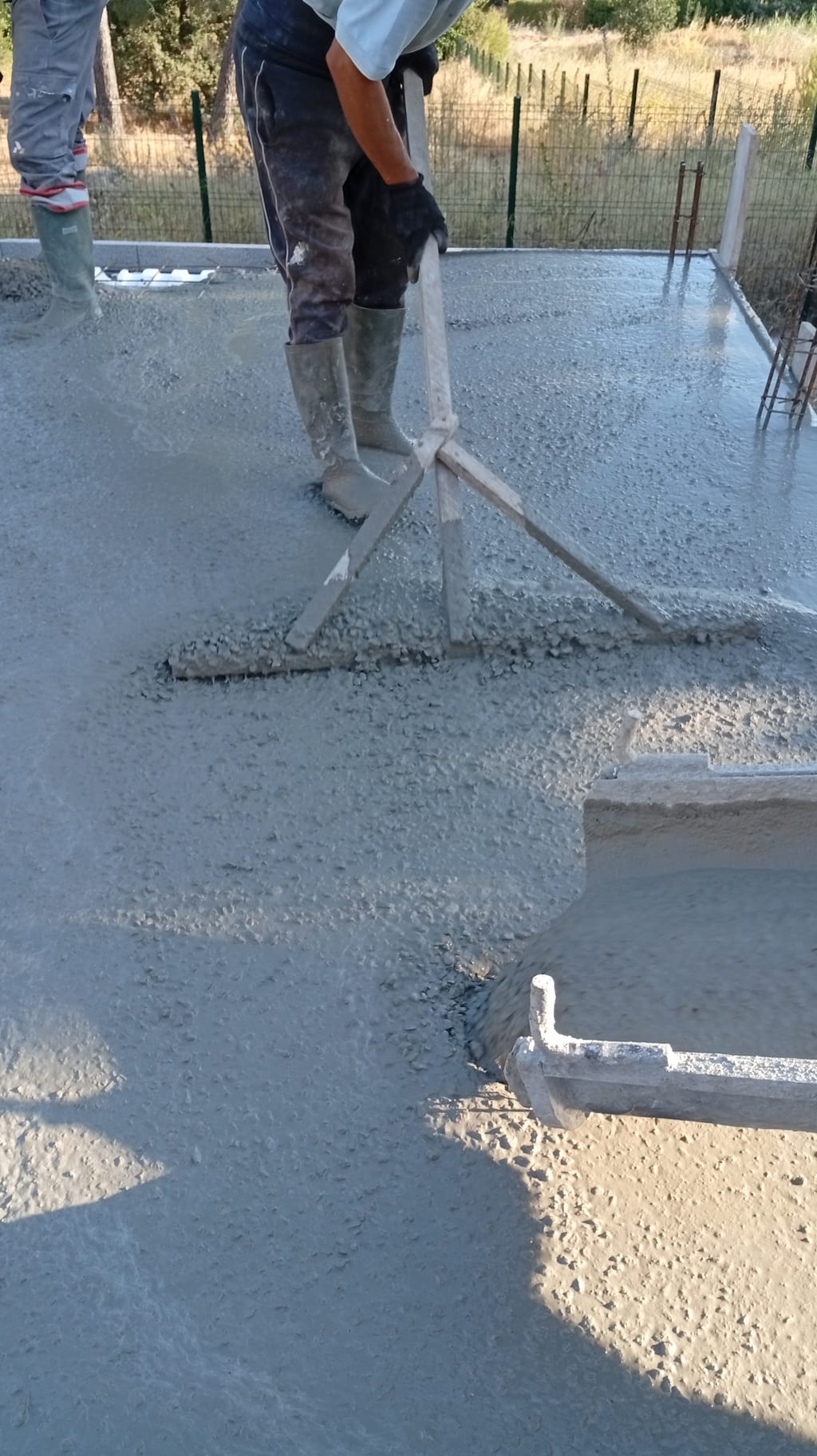 Réglage du béton frais de la dalle de compression à la règle — chantier maison plain-pied Aix-en-Provence