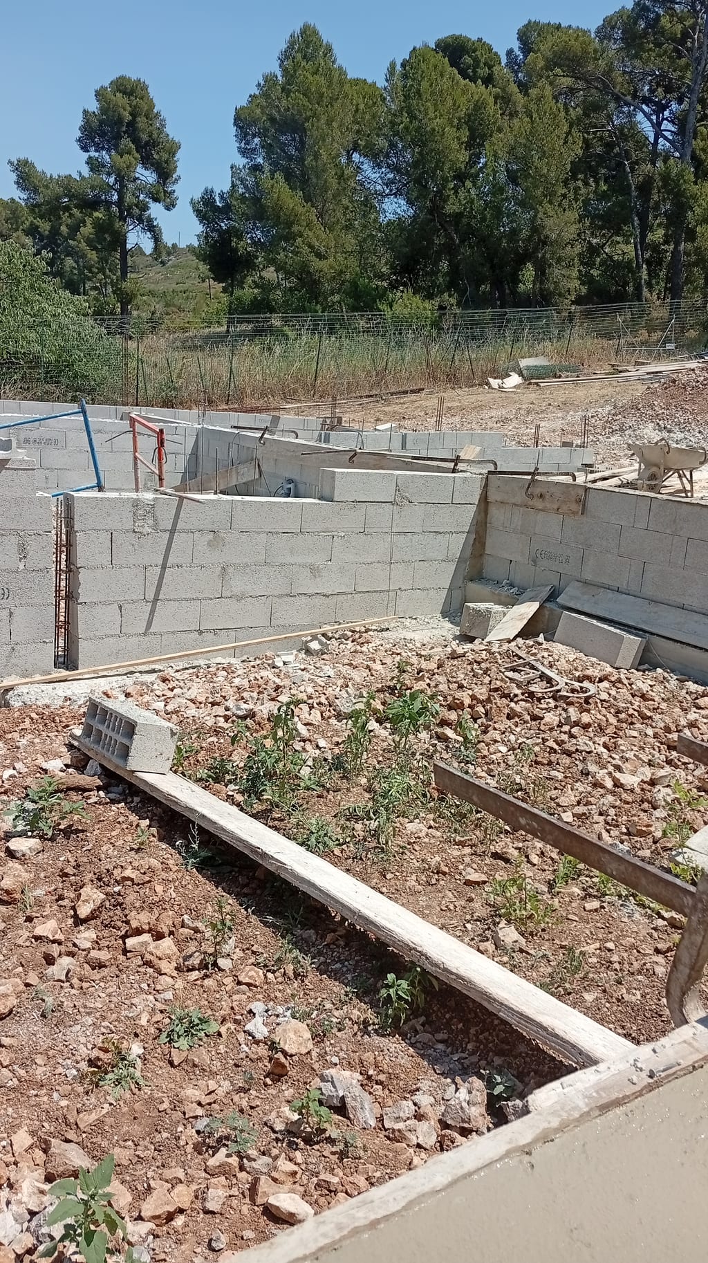 Murs de soubassement en agglo délimitant le vide sanitaire, arases béton et attentes de chaînage — chantier maison plain-pied Aix-en-Provence, juin 2026