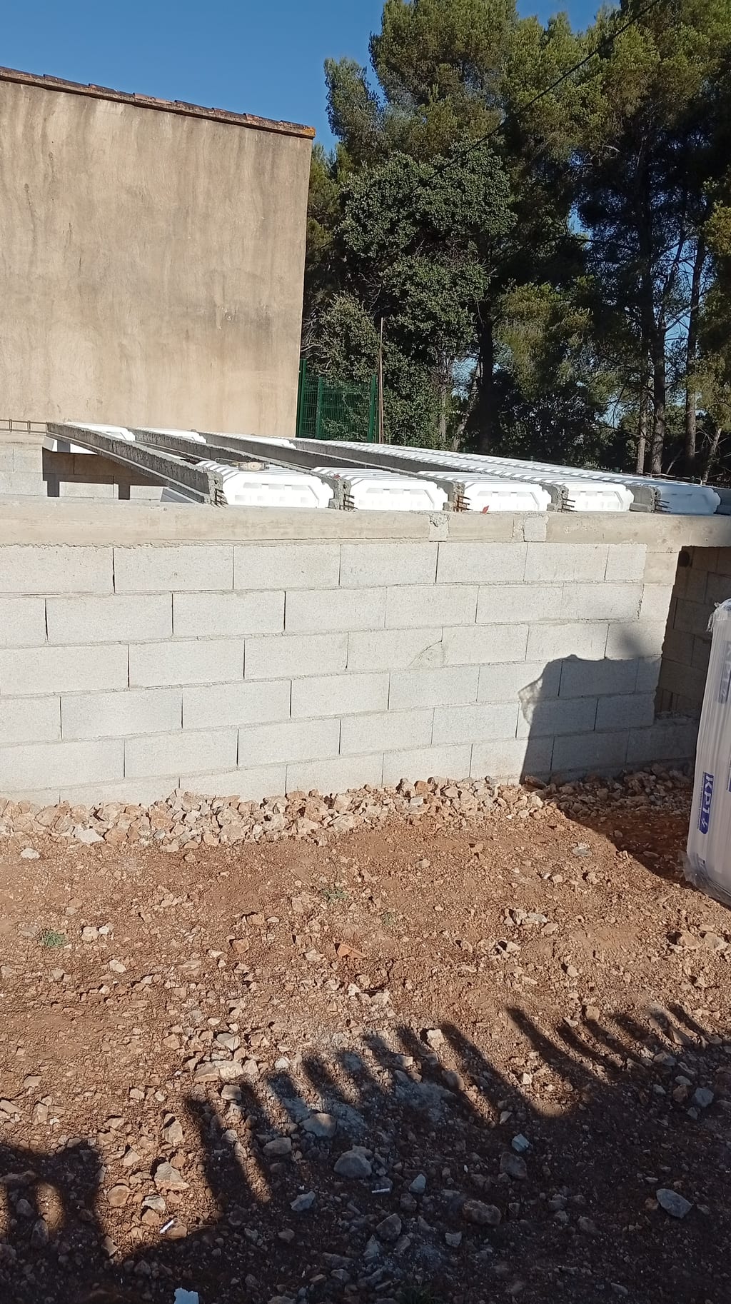 Livraison des hourdis en polystyrène expansé sur le chantier — maison plain-pied Aix-en-Provence