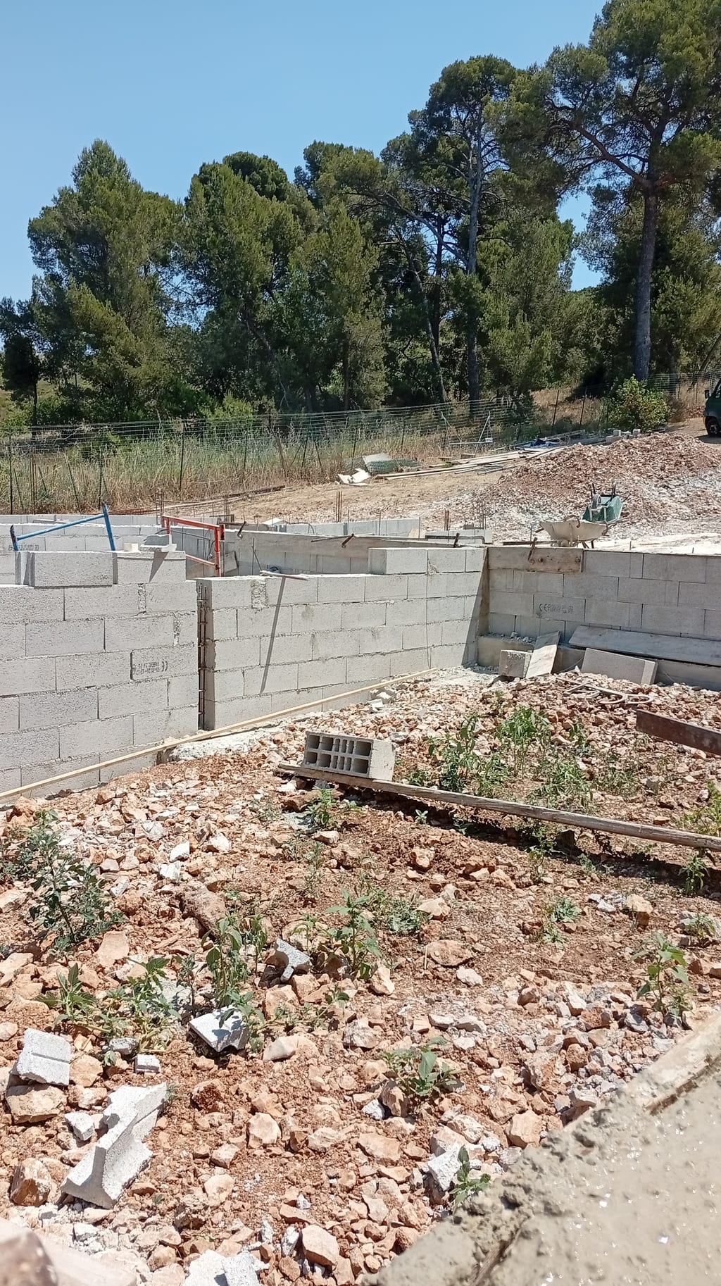 Vue d'ensemble du soubassement terminé avant pose du plancher — chantier maison plain-pied Aix-en-Provence