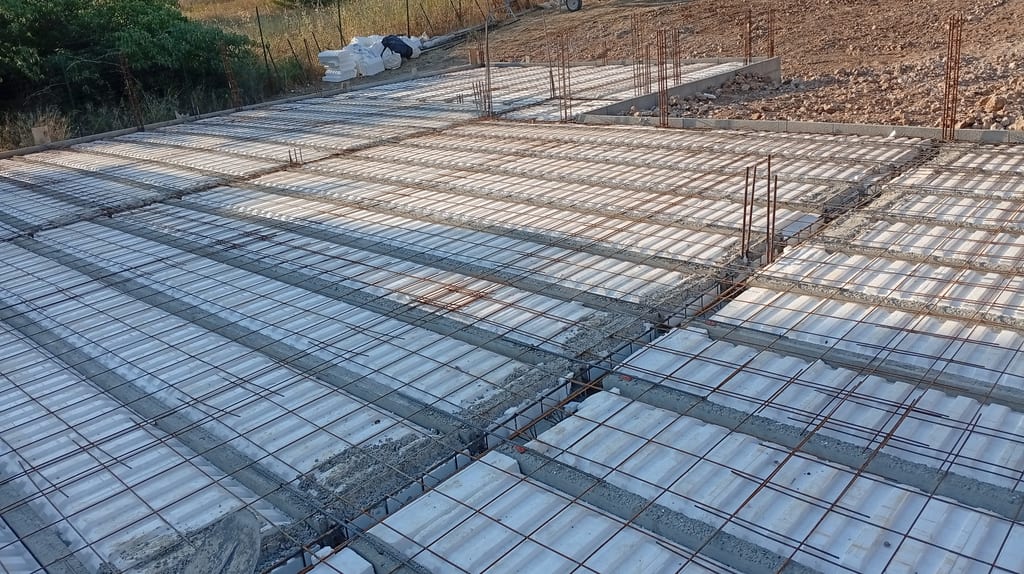 Vue générale du chantier la veille du coulage de la dalle — maison plain-pied Aix-en-Provence