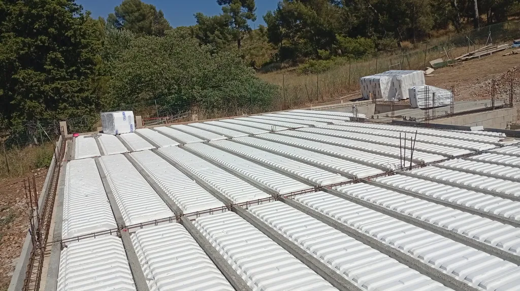 Plancher poutrelles-hourdis posé — construction maison plain-pied Aix-en-Provence
