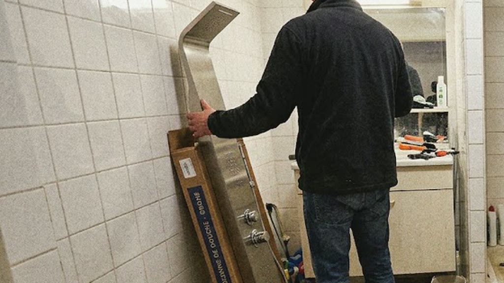 Illustration : équipement sanitaire neuf livré avant la pose