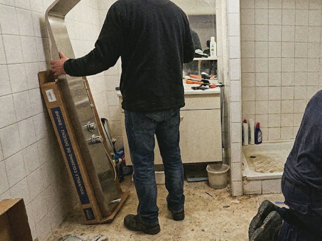 Illustration : intervention de plomberie dans une salle de bain d'appartement