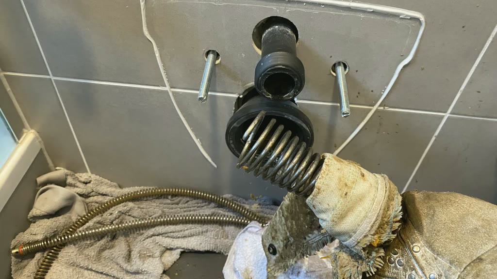 Illustration : WC suspendu déposé, furet engagé dans l'évacuation