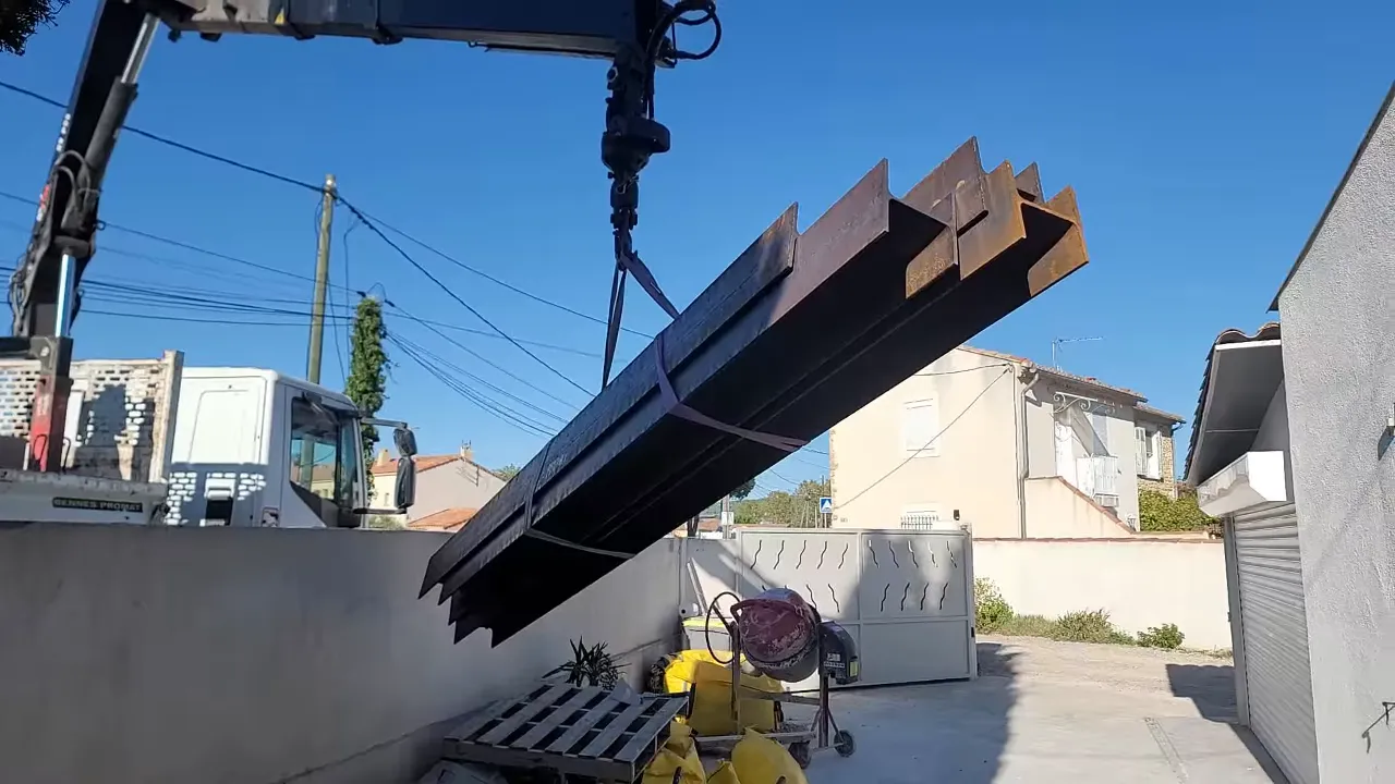Poutrelles levées par camion-grue sur un chantier des Maisons Vertes Provençales